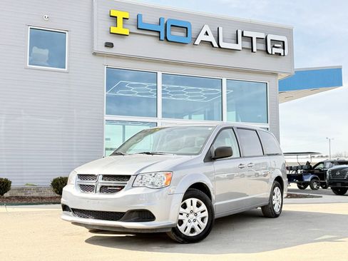 Used 2018 Dodge Grand Caravan SE w/ UConnect Hands-Free Group image 1