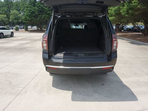 Used 2022 Chevrolet Suburban LT w/ Luxury Package RWD image 15