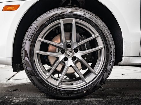 Certified 2025 Porsche Macan Turbo image 12