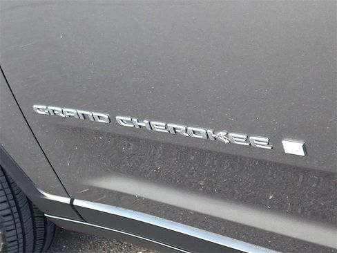 Used 2022 Jeep Grand Cherokee Limited image 33