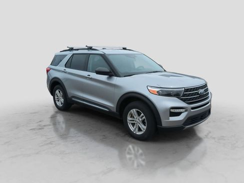 Used 2023 Ford Explorer XLT w/ Equipment Group 202A AWD/4WD image 2