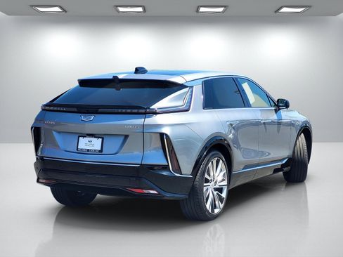 Certified 2025 Cadillac Lyriq Luxury w/ LPO, Floor Liner Package AWD/4WD image 4