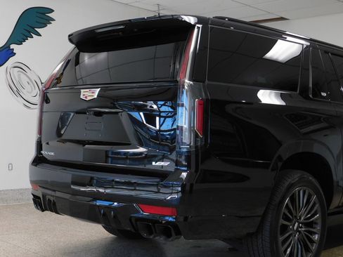 Used 2024 Cadillac Escalade ESV V w/ LPO, Floor Liner Package AWD/4WD image 90