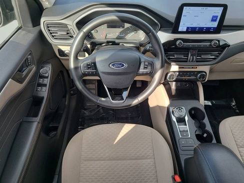 Used 2022 Ford Escape SE w/ SE Sport Appearance Package image 18