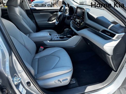 Used 2022 Toyota Highlander XLE image 23