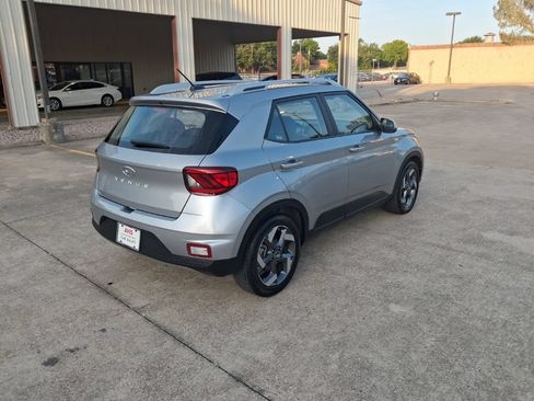 Used 2025 Hyundai Venue SEL FWD image 8