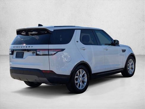 Used 2018 Land Rover Discovery SE image 3