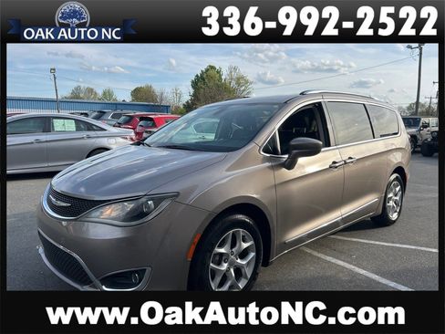 Used 2017 Chrysler Pacifica Touring-L Plus w/ Tire & Wheel Group image 1
