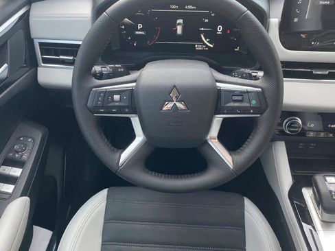 New 2025 Mitsubishi Outlander SE image 4