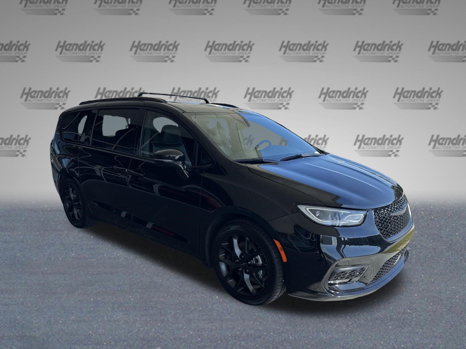 Used 2025 Chrysler Pacifica Limited FWD image 2