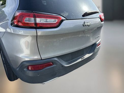 Used 2018 Jeep Cherokee Limited w/ Technology Group FWD image 8