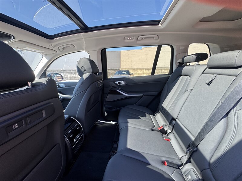 Used 2020 BMW X7 xDrive40i w/ Premium Package AWD/4WD image 29