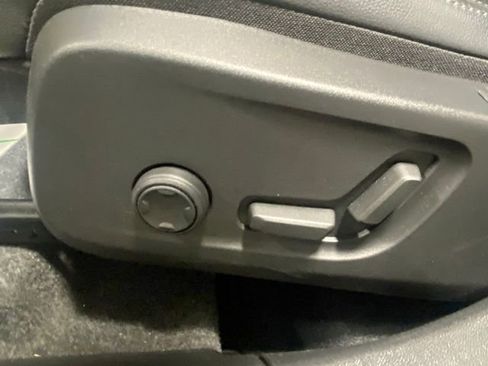 Used 2025 Volvo XC40 B5 Core image 12