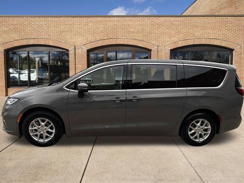 Used 2023 Chrysler Pacifica Touring-L FWD image 7