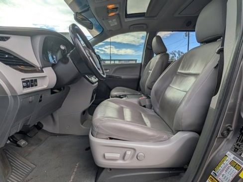 Used 2017 Toyota Sienna XLE image 3