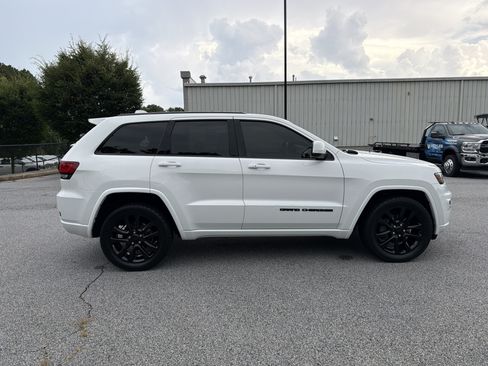Used 2018 Jeep Grand Cherokee Altitude AWD/4WD image 9