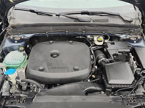 Used 2021 Volvo XC40 T5 Momentum w/ Premium Package image 29