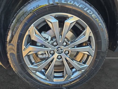 Used 2022 Toyota RAV4 XLE Premium AWD/4WD image 9
