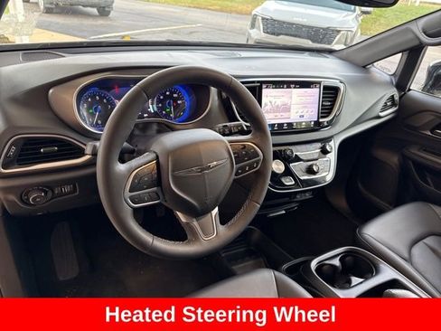 Used 2025 Chrysler Pacifica Select image 16