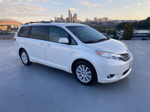 Used 2017 Toyota Sienna XLE w/ XLE Navigation Package AWD/4WD image 27