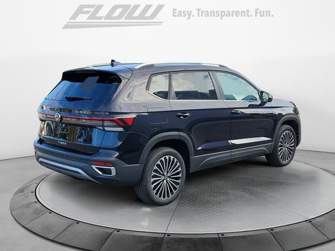 Certified 2025 Volkswagen Taos SE w/ Panoramic Sunroof Package image 7