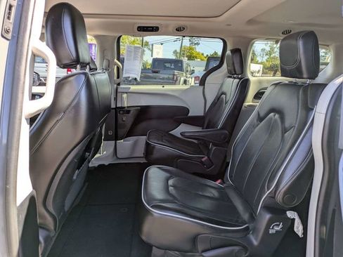 Used 2023 Chrysler Pacifica Limited image 17