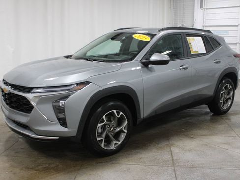 Used 2025 Chevrolet Trax LT w/ LT Convenience Package image 4