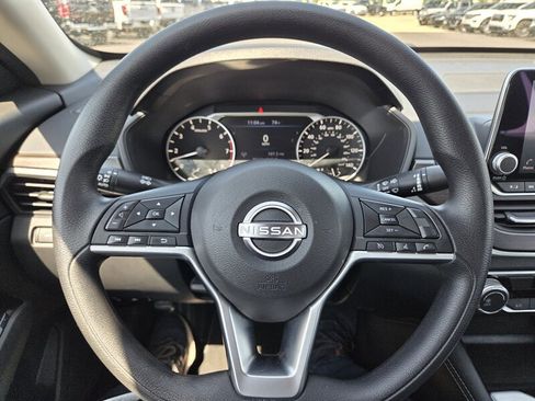 Used 2023 Nissan Altima 2.5 SV FWD image 14
