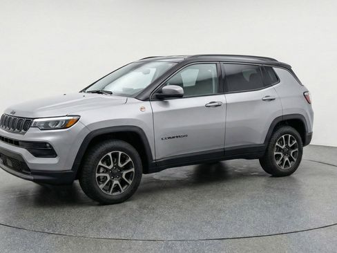 Used 2025 Jeep Compass Trailhawk image 3