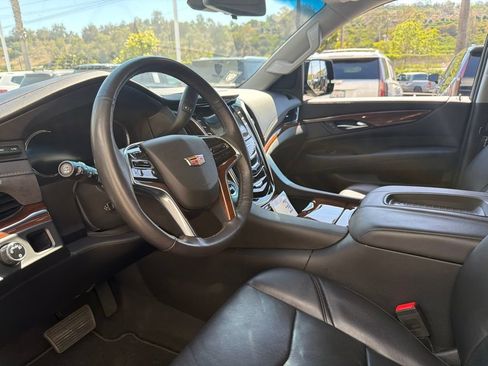 Used 2019 Cadillac Escalade ESV Luxury w/ Escalade Sport Edition RWD image 5