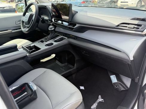 Used 2026 Toyota Sienna XLE FWD image 14