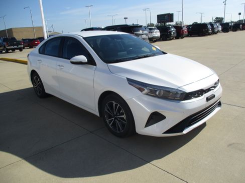 Used 2024 Kia Forte LXS w/ LXS Technology Package FWD image 7