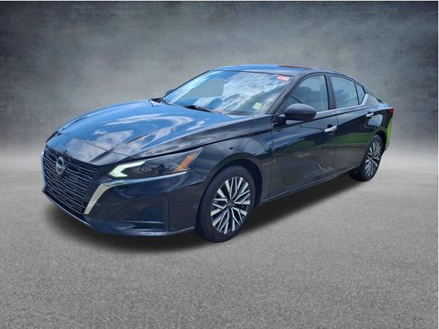 Used 2025 Nissan Altima 2.5 SV FWD image 3