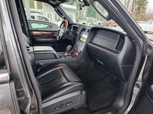 Used 2017 Lincoln Navigator Select image 22