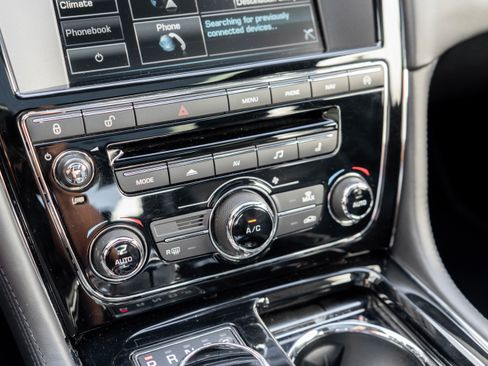 Used 2015 Jaguar XJ RWD image 20