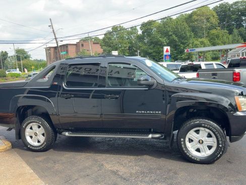 Used 2011 Chevrolet Avalanche LT w/ Luxury Package AWD/4WD image 5