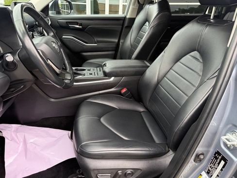 Used 2022 Toyota Highlander XLE AWD/4WD image 17