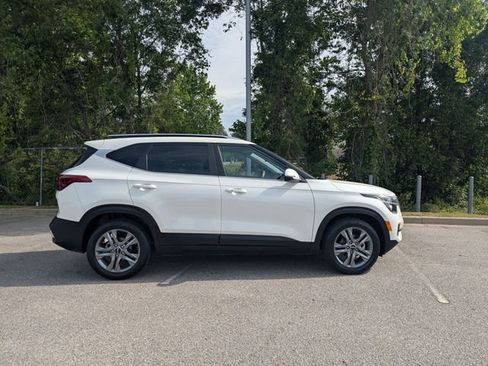 Used 2023 Kia Seltos S w/ Navigation Package FWD image 2
