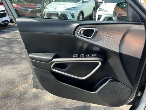 Used 2025 Kia Soul LX w/ LX Technology Package image 18