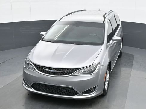 Used 2019 Chrysler Pacifica Touring-L image 17