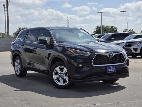 Used 2024 Toyota Highlander LE FWD image 2