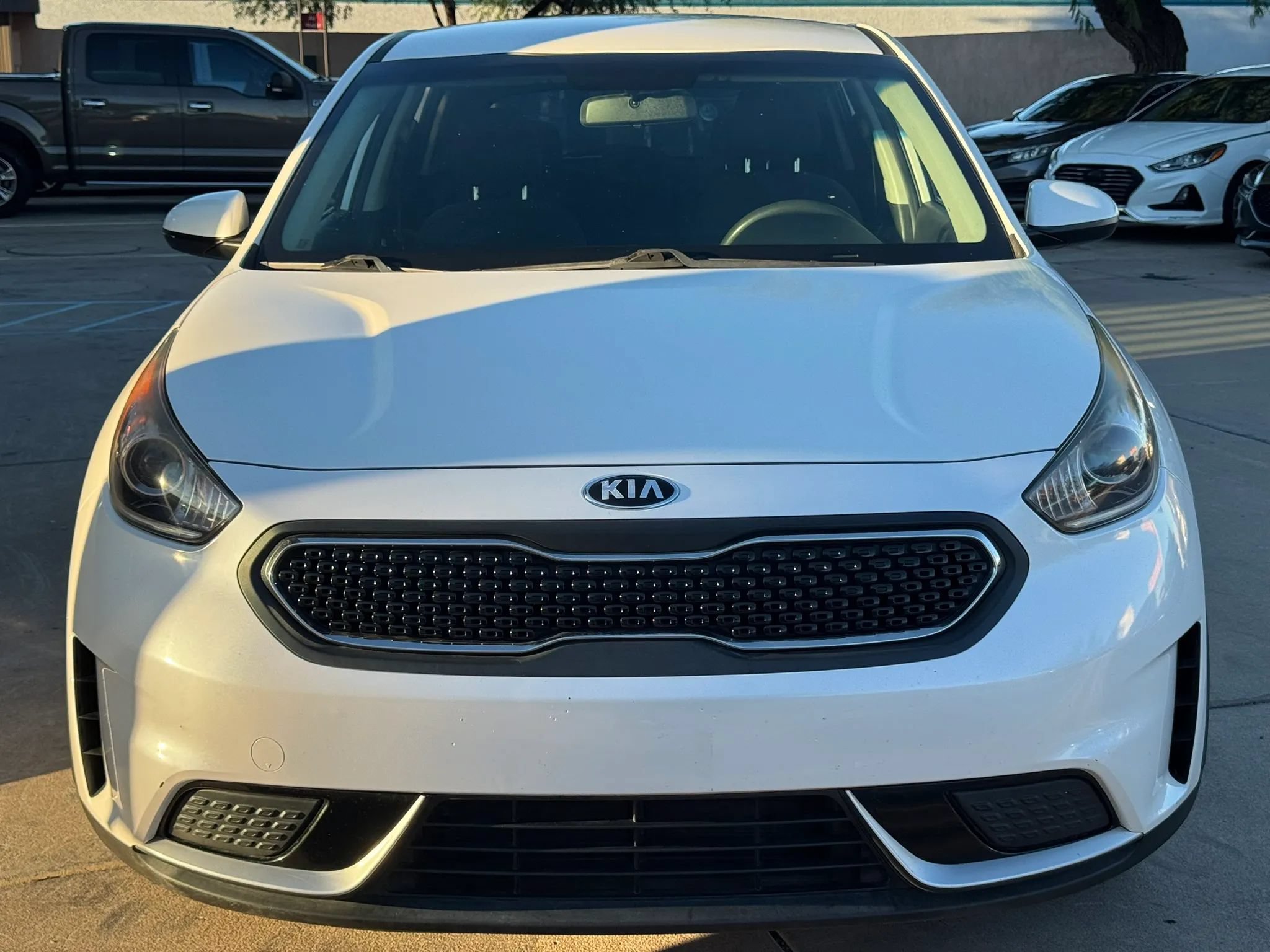 Used 2018 Kia Niro FE FWD image 2