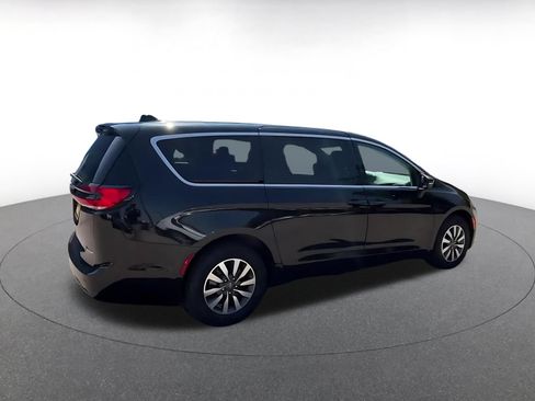 Used 2023 Chrysler Pacifica Touring-L FWD image 15
