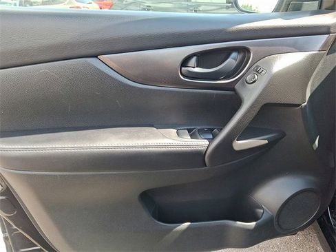 Used 2019 Nissan Rogue Sport S image 12