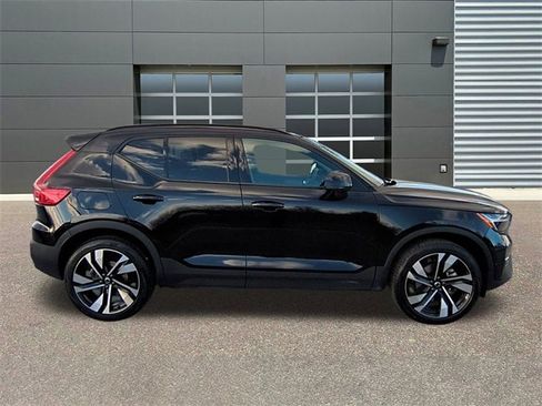 Used 2025 Volvo XC40 B5 Plus image 8
