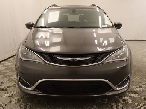 Used 2019 Chrysler Pacifica Touring-L image 4