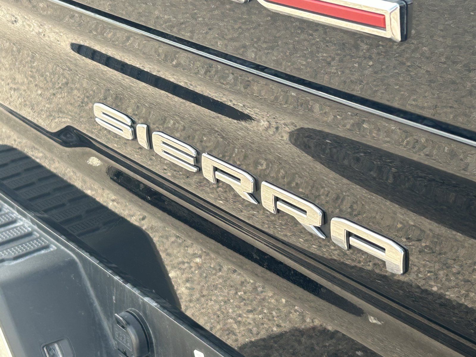 Used 2025 GMC Sierra 1500 SLT AWD/4WD image 9