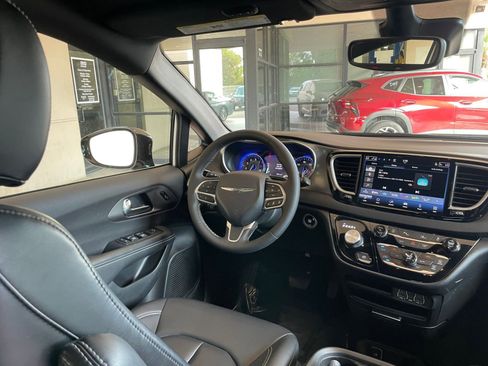 Used 2025 Chrysler Pacifica Select image 32