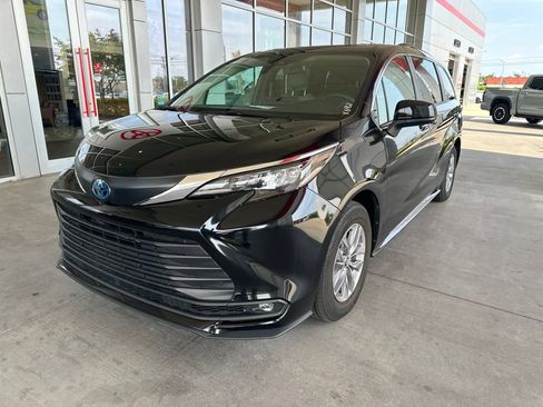 Certified 2025 Toyota Sienna XLE FWD image 3