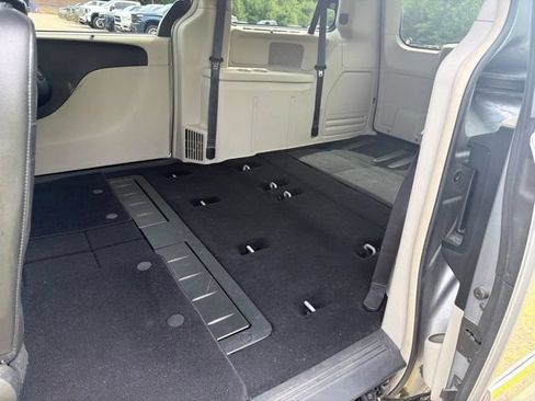 Used 2015 Chrysler Town & Country Touring-L w/ Driver Convenience Group FWD image 10